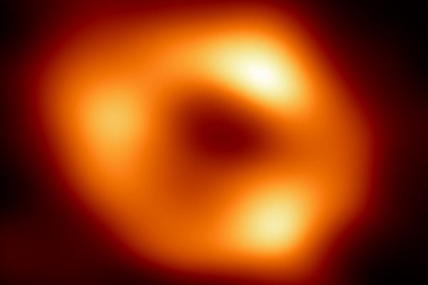 Revelan la primera imagen del agujero negro en el corazón de nuestra galaxia