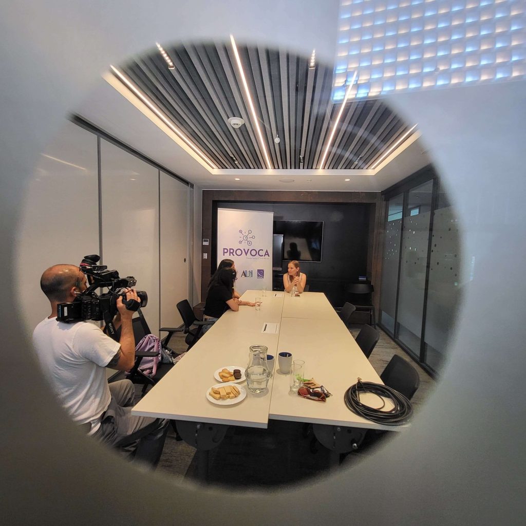 Entrevista TV Senado grupo mentora mentees a traves del vidrio