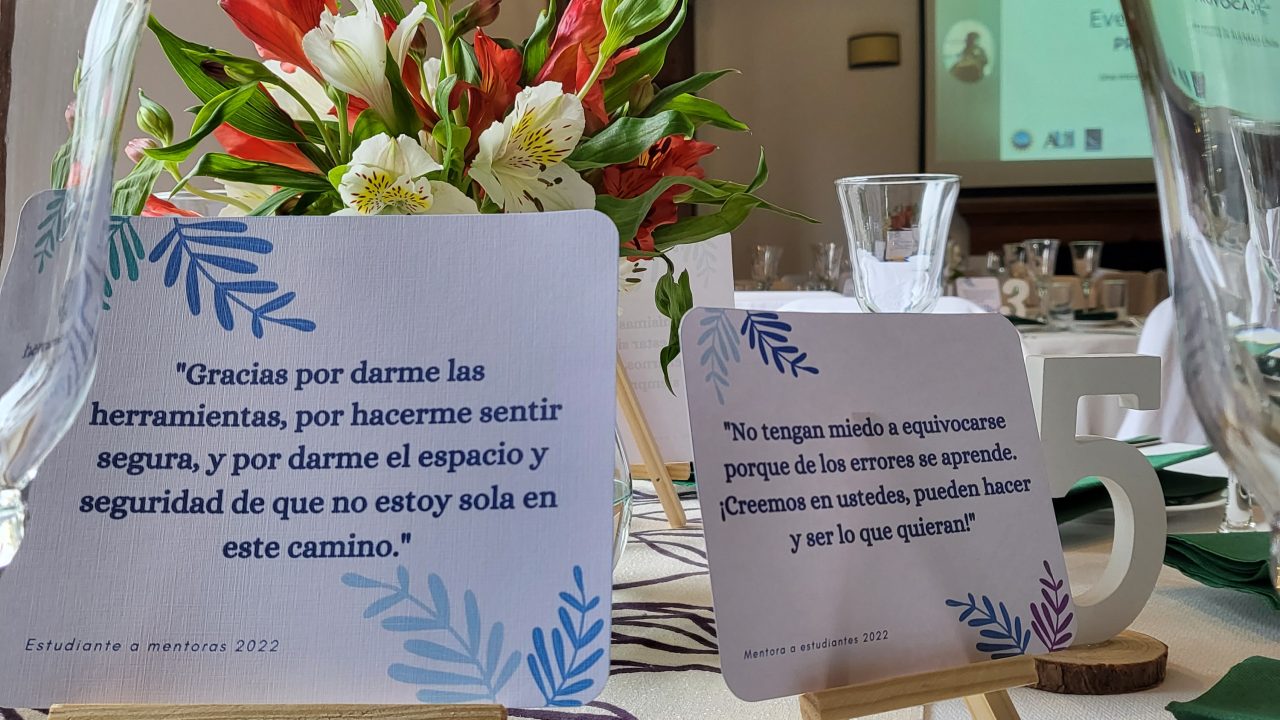 Las mesas del evento fueron decoradas con mensajes motivacionales o de agradecimiento de parte de las mentoras y las estudiantes.