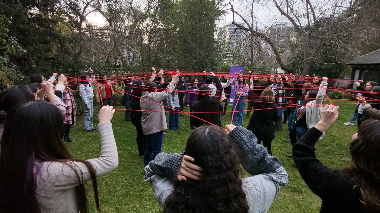 Actividad grupal en la que tanto las estudiantes como las mentoras visualizaron la red de apoyo que las une mediante un hilo rojo.