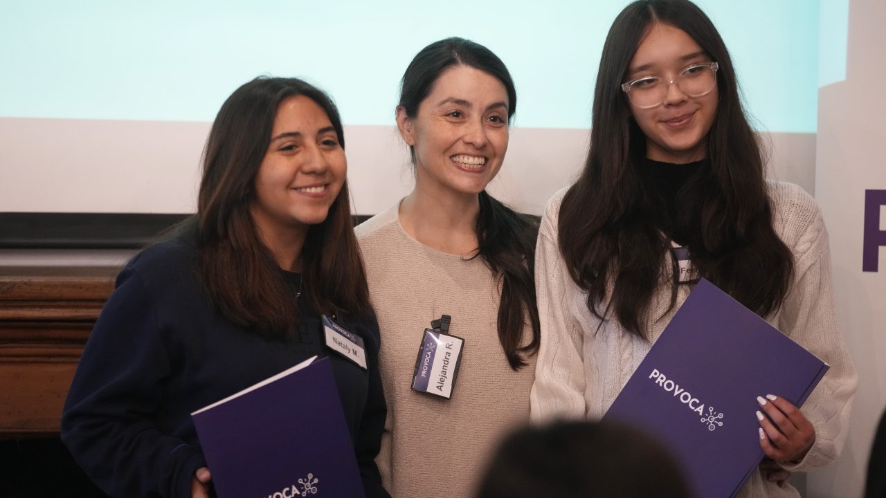 Estudiantes del programa provoca reciben sus diplomas de manos de sus mentoras