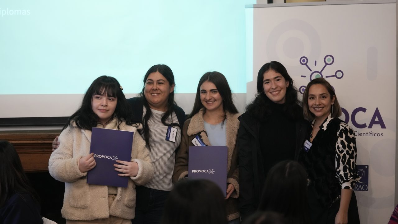 Estudiantes del programa provoca reciben sus diplomas de manos de sus mentoras