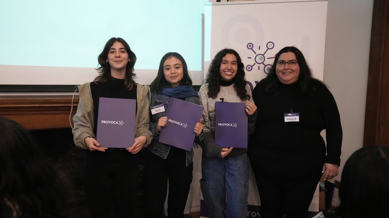 Estudiantes del programa provoca reciben sus diplomas de manos de sus mentoras