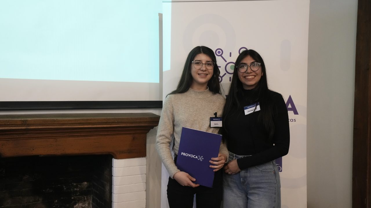 Estudiantes del programa provoca reciben sus diplomas de manos de sus mentoras