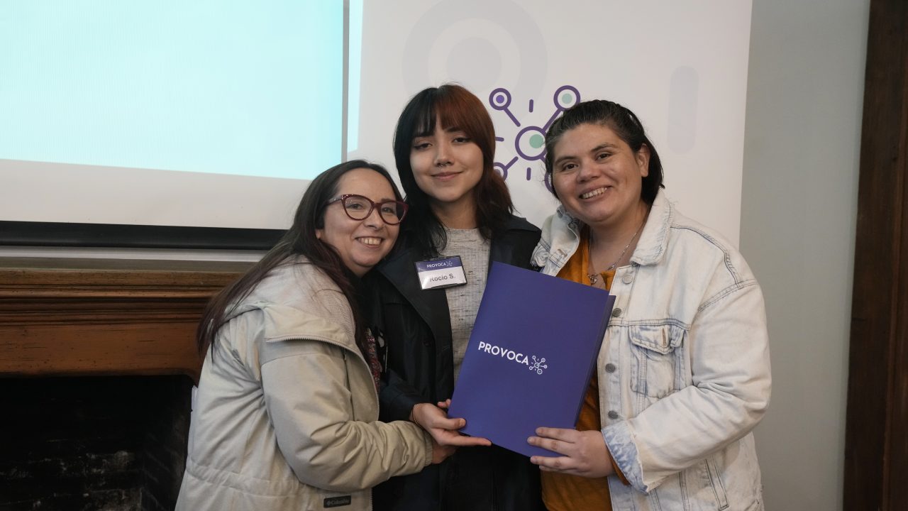 Estudiantes del programa provoca reciben sus diplomas de manos de sus mentoras