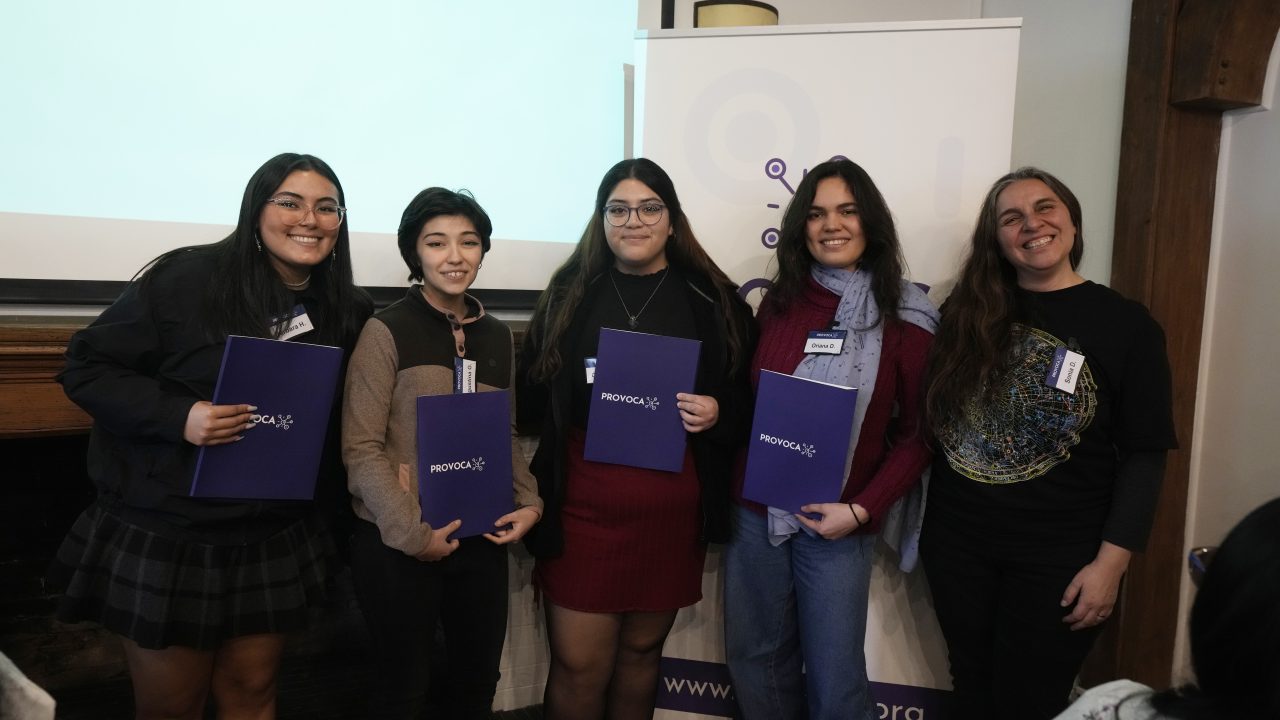 Estudiantes del programa provoca reciben sus diplomas de manos de sus mentoras