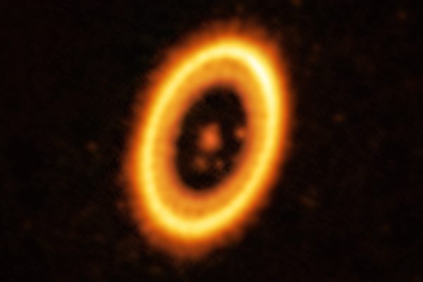 Un exoplaneta con posible compañía en su órbita